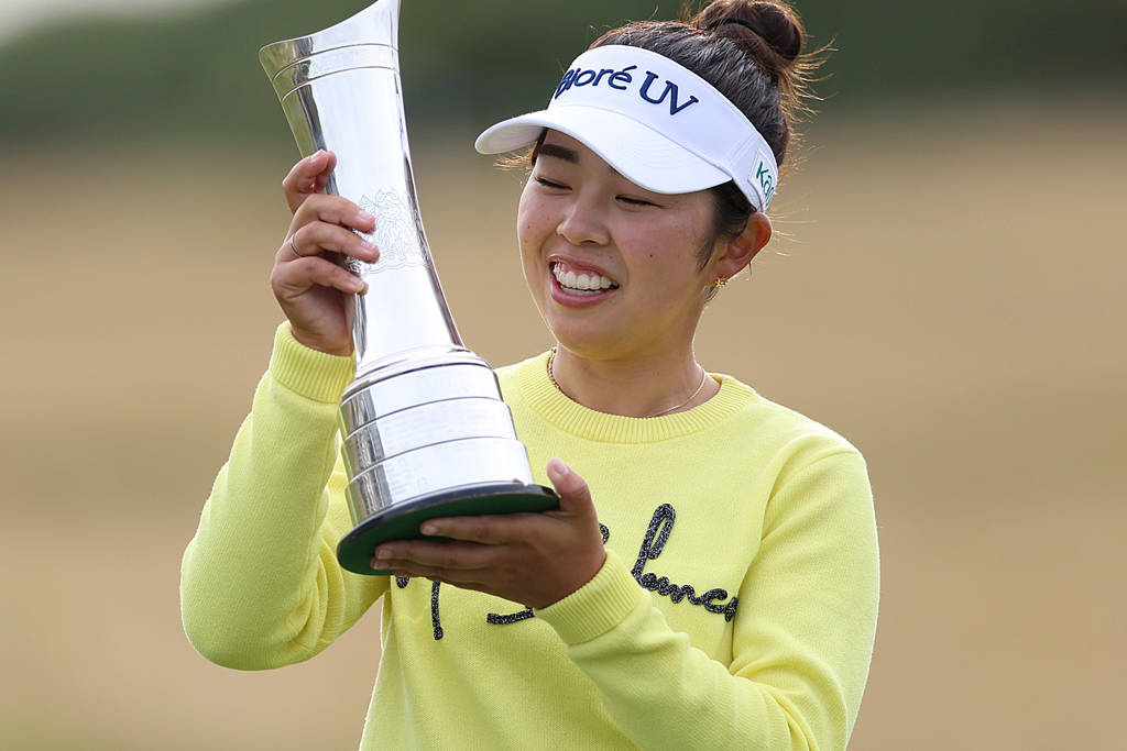 Miyu Yamashita poses with the trophy after winning the AIG Women’s Open at Royal Porthcawl in 2025